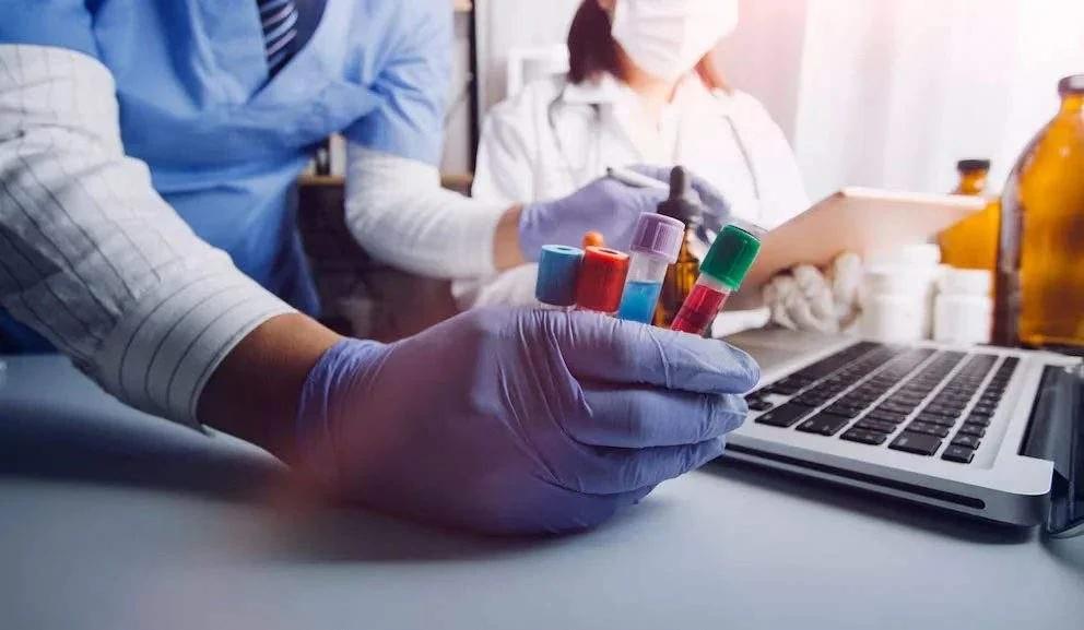 Un análisis de sangre podría detectar signos tempranos de Alzheimer