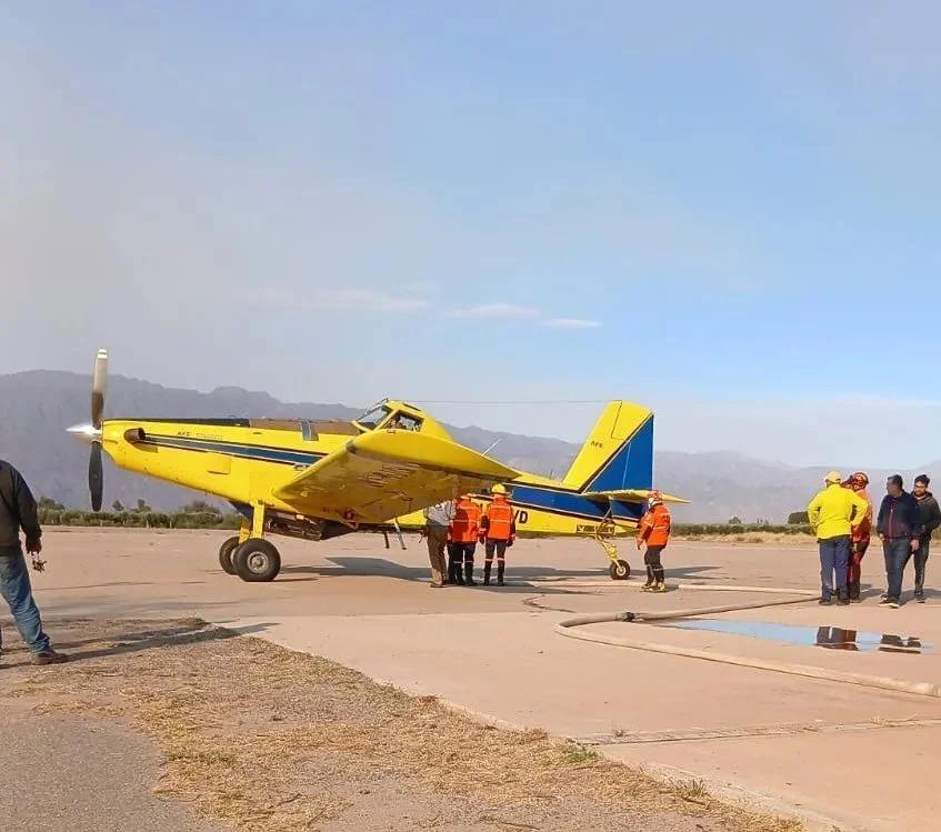 AVIONES HIDRANTES REFUERZAN LUCHA CONTRA INCENDIO EN LA SIERRA DE GUANCHÍN