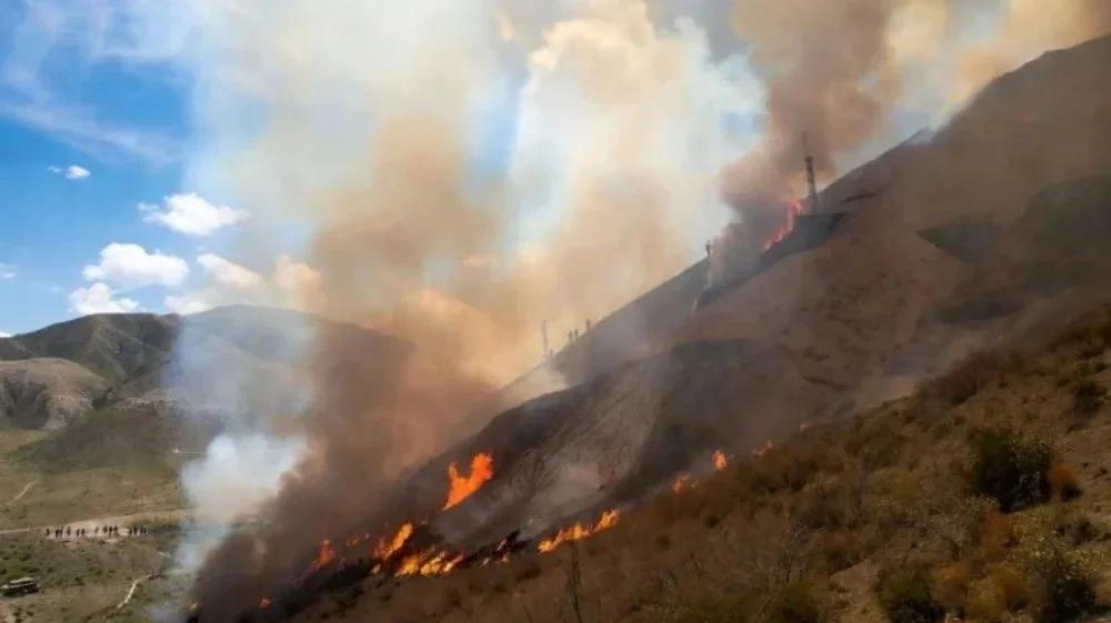 INCENDIOS EN CHILECITO: BOMBEROS CONTROLAN FOCO EN SANTA FLORENTINA