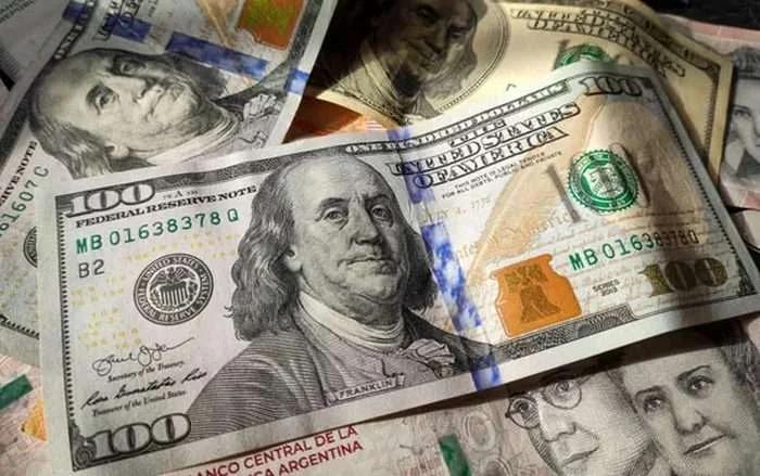 EL DÓLAR OFICIAL BAJA ANTES DEL FERIADO
