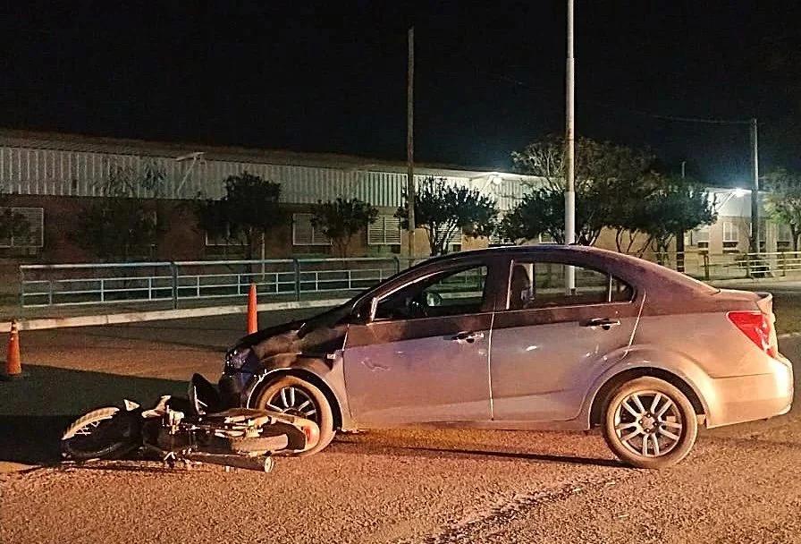 Choque entre auto y moto en intersección de calle Niño Alcalde