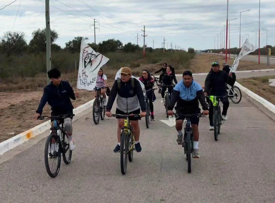 Peregrinación en bicicleta rinde homenaje al obispo riojano