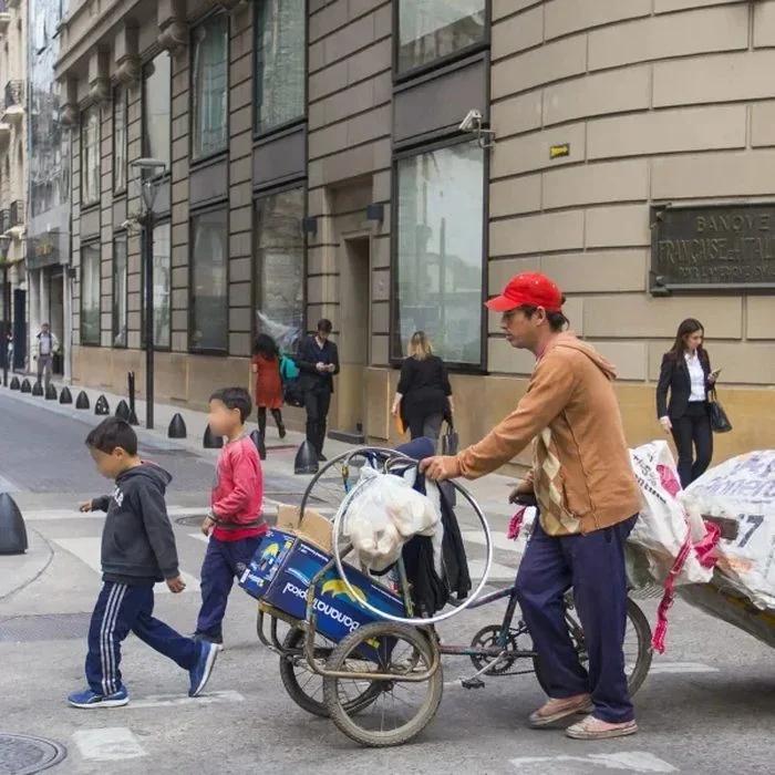 Crisis en la infancia: casi el 40% de los chicos no puede acceder a ropa o calza