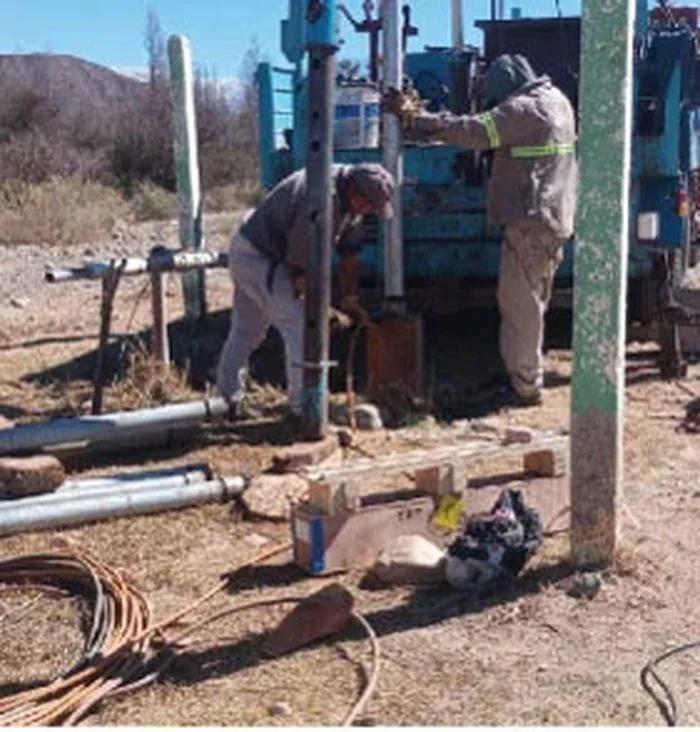 Mejoran el suministro de agua potable en siete barrios de Famatina