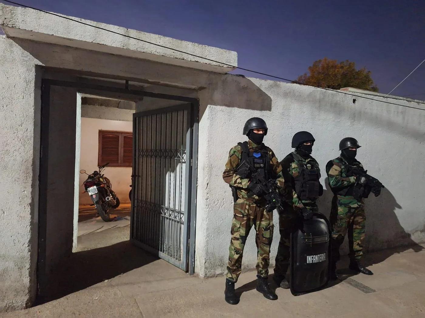 ALLANAMIENTO EN NUEVA ESPERANZA: DOS DETENIDOS Y PLANTAS SECUESTRADAS