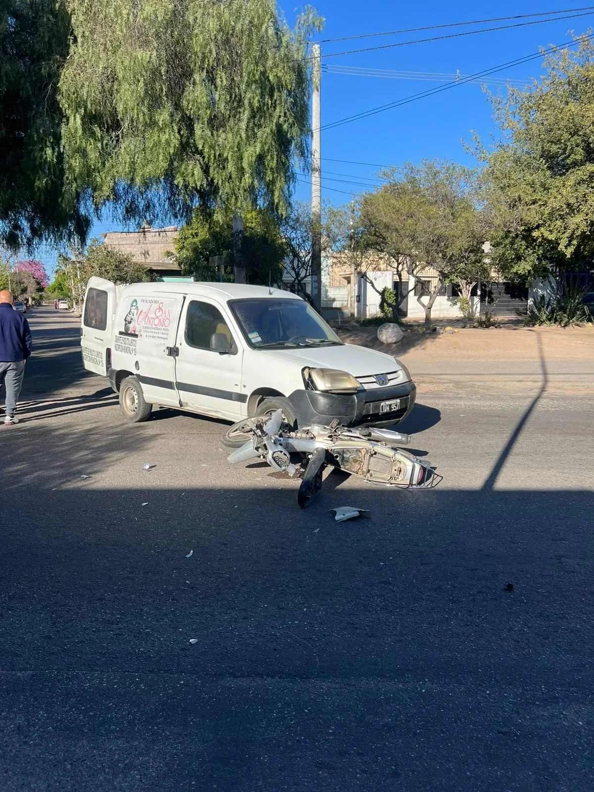 Siniestro vial en barrio Vial dejó una motociclista herida