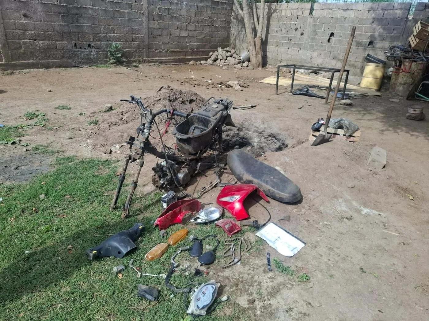 Recuperaron una motocicleta robada que intentaban ocultar en un pozo