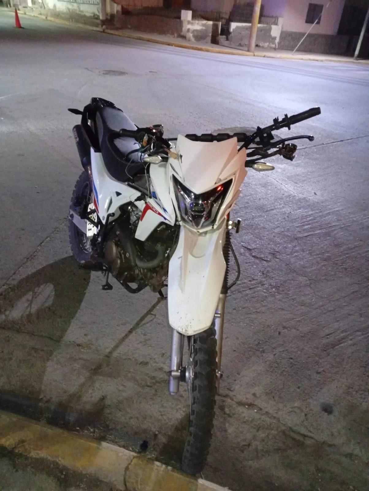 MOTOCICLISTA QUE CRUZÓ EN ROJO CHOCA Y TERMINA INTERNADO