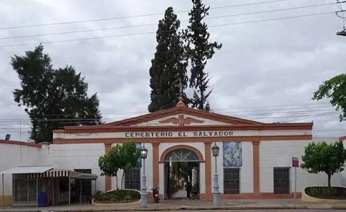Robo masivo de placas y cruces en el Cementerio El Salvador