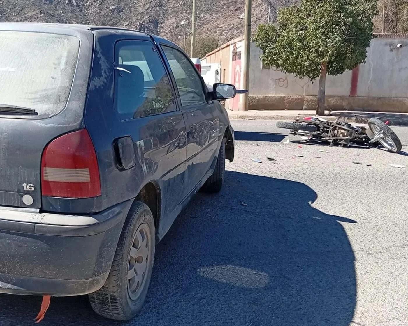Dos adolescentes heridos tras chocar en moto en Famatina