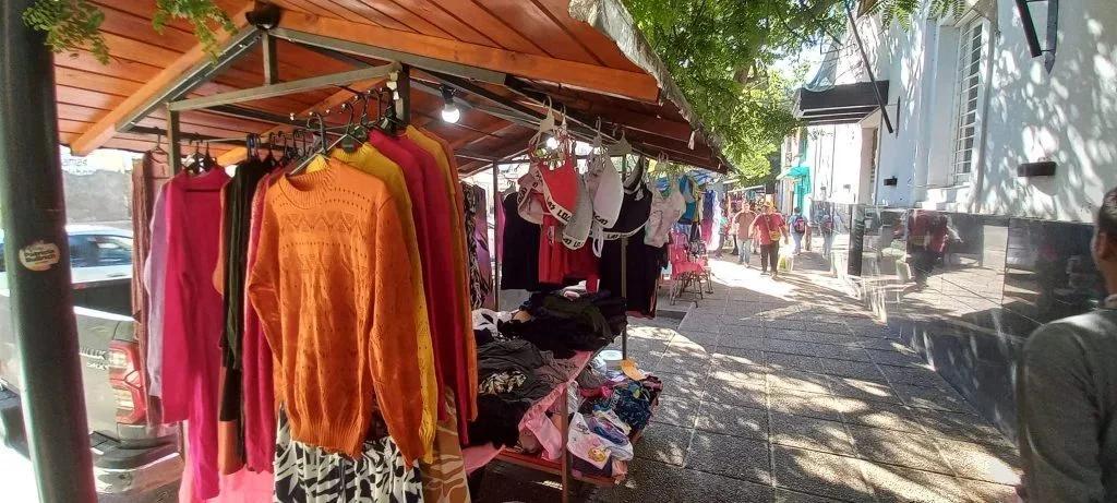 Vendedores callejeros rechazan desalojo en el centro y exigen regulación
