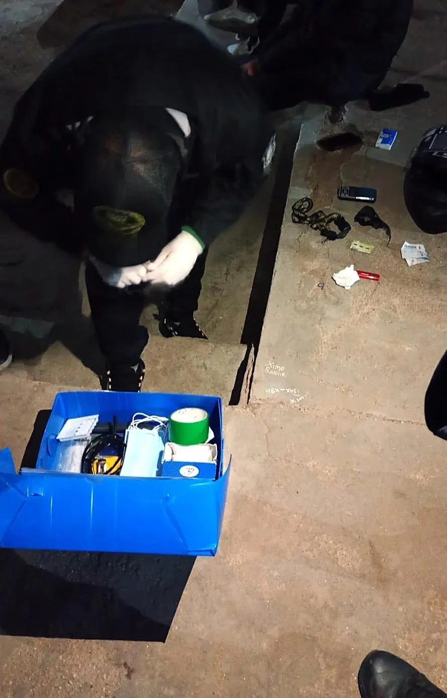 Demoraron a dos jóvenes con marihuana y una balanza en el barrio Hospital