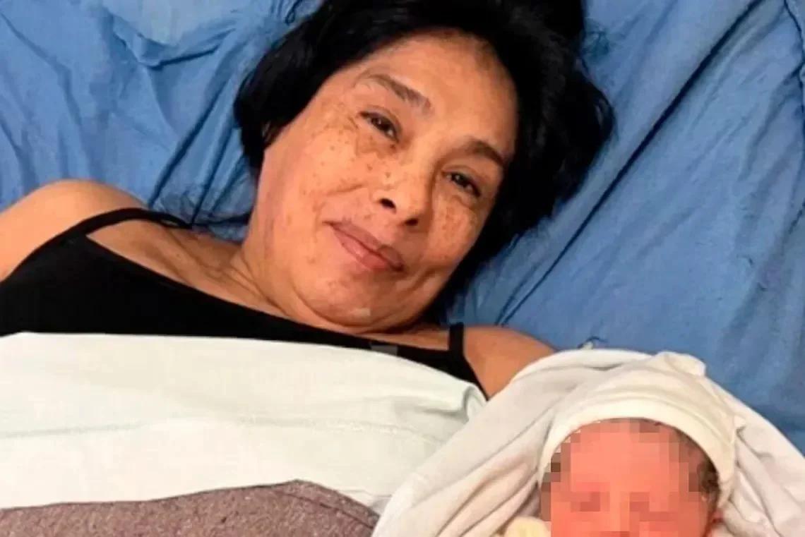 Fue madre por primera vez a los 62 años y marcó un récord en el país