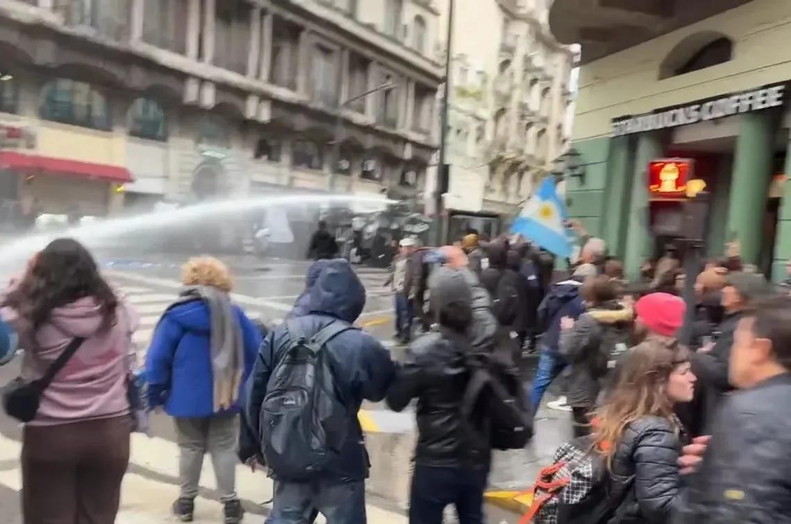 DISTURBIOS Y REPRESIÓN EN EL CONGRESO POR LEY DE PROTECCIÓN