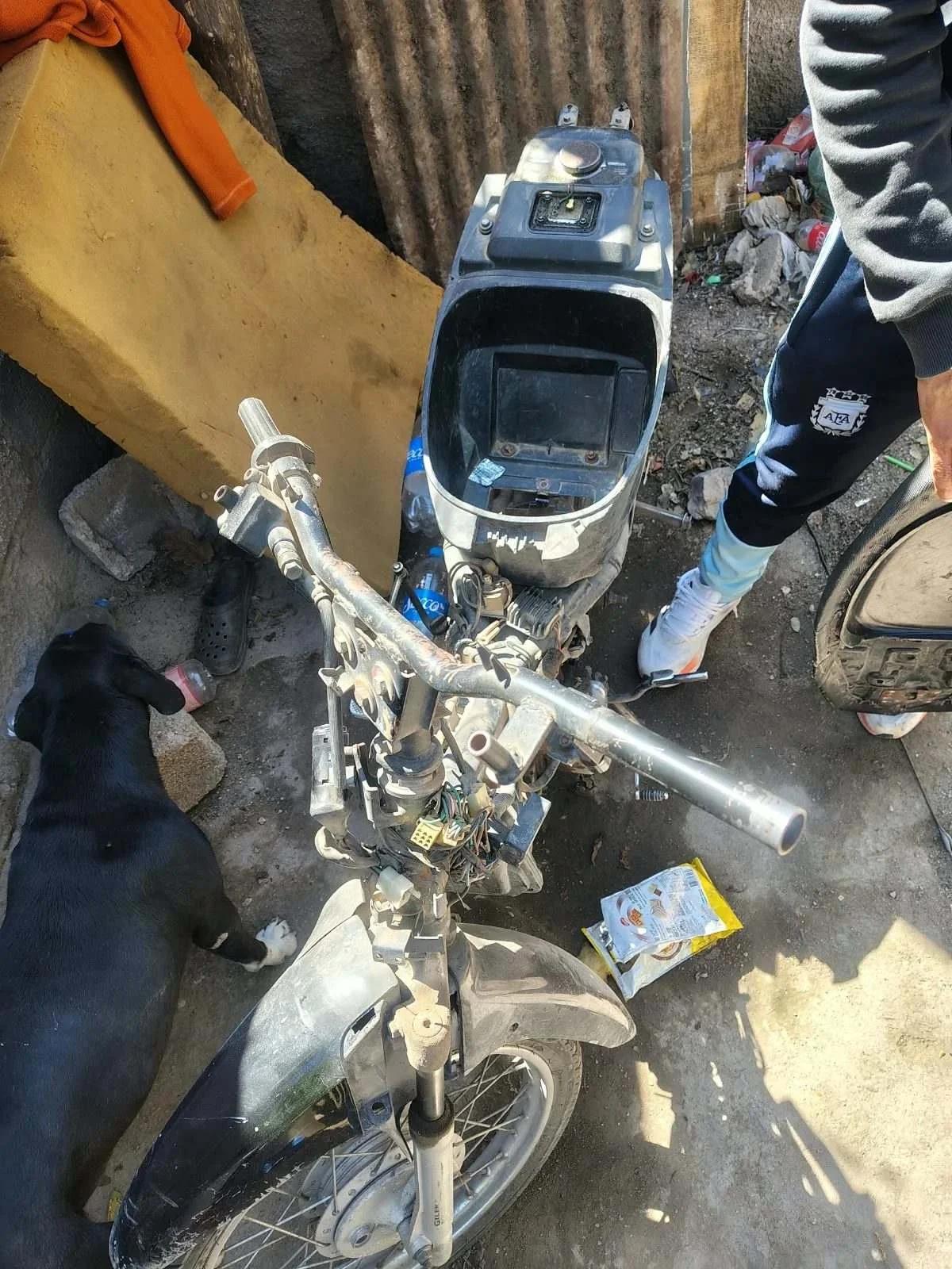 Recuperaron una motocicleta robada que estaba siendo desmantelada para la venta