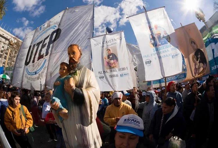 MASIVA MOVILIZACIÓN EN PLAZA DE MAYO POR SAN CAYETANO