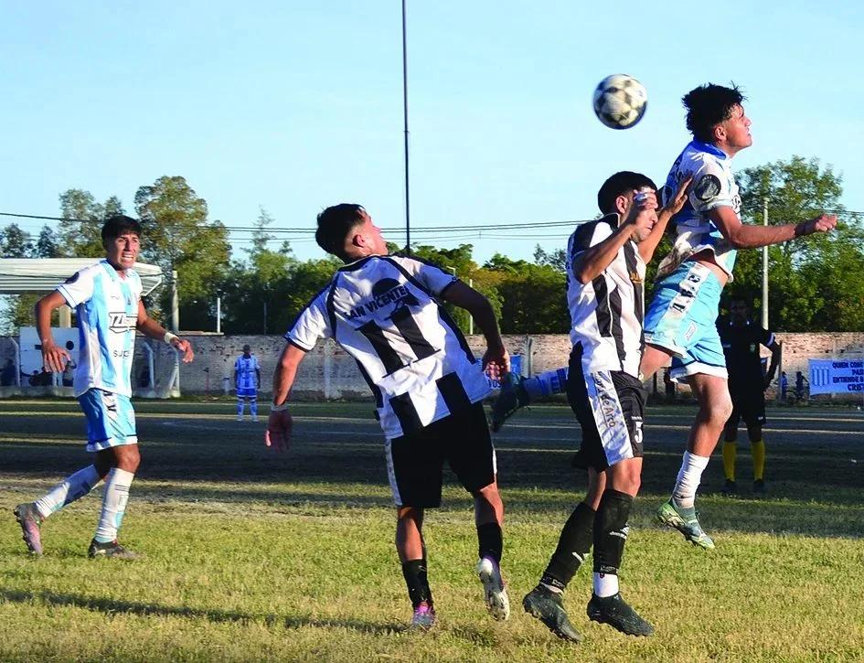 Racing Club sorprendió a San Vicente y avanzó en los octavos de final