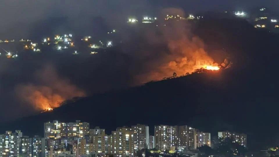 Medellin en alerta por cuatro incendios forestales simultaneos