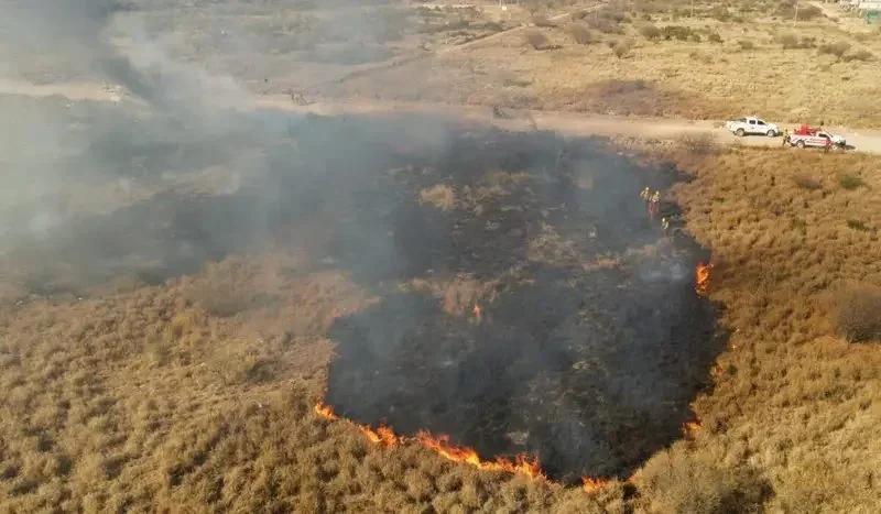 BOMBEROS CONTROLAN INCENDIO EN BARRIO 29 DE DICIEMBRE