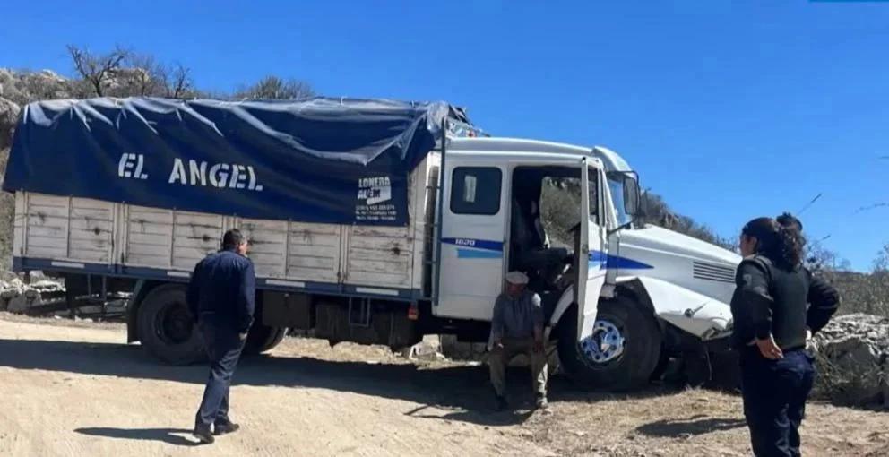 Choque de camión tras falla mecánica en zona de curvas