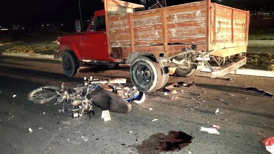 Motociclista en grave estado tras chocar contra una camioneta