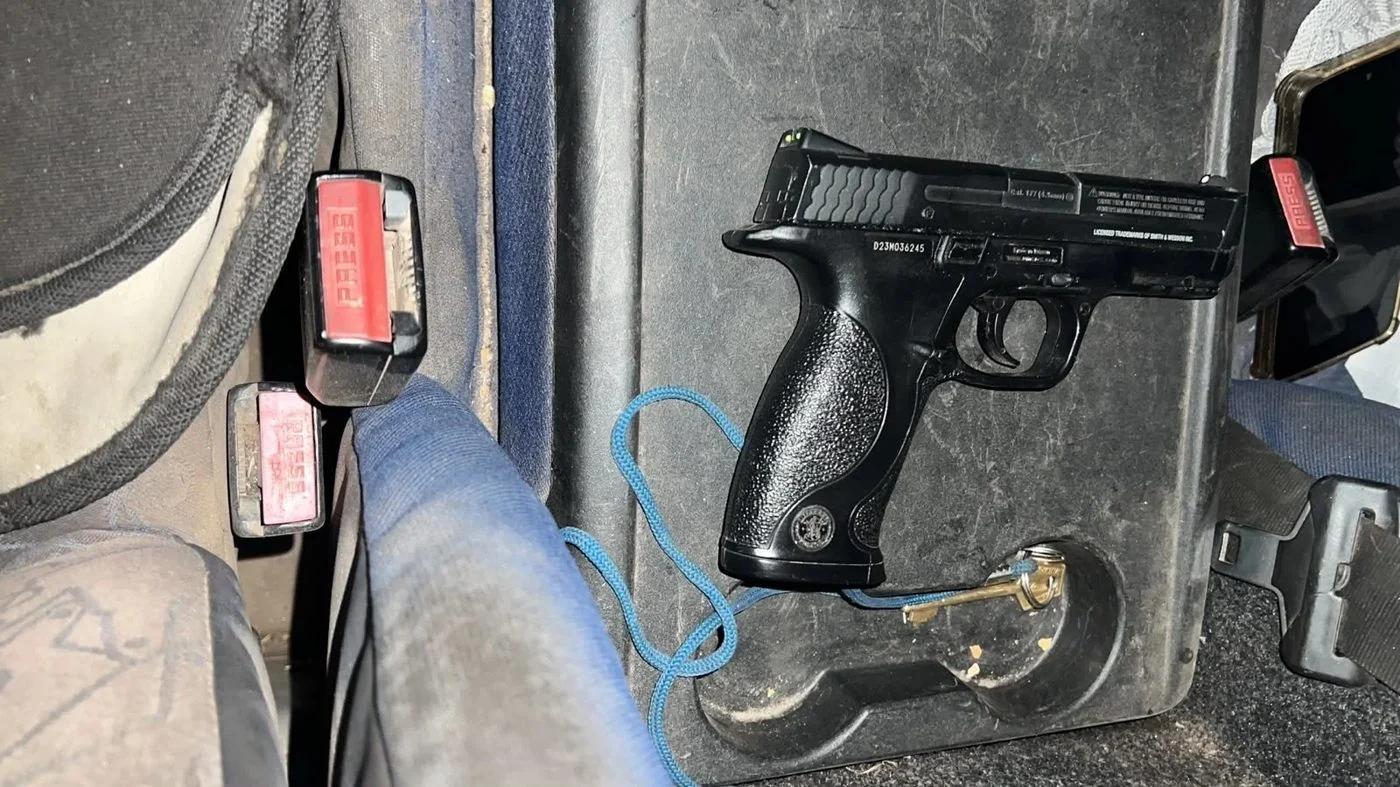Conducía en estado de ebriedad y le secuestraron una pistola de CO2