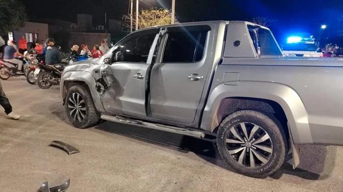 Dos jóvenes hospitalizados tras un choque entre una camioneta y una moto