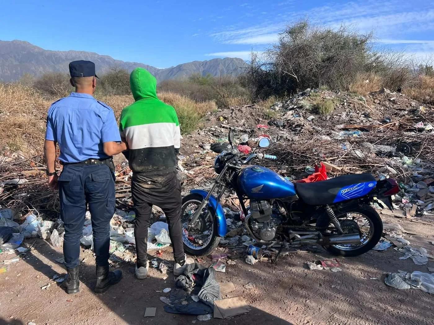 Detuvieron a un joven de 18 años y recuperaron una moto robada