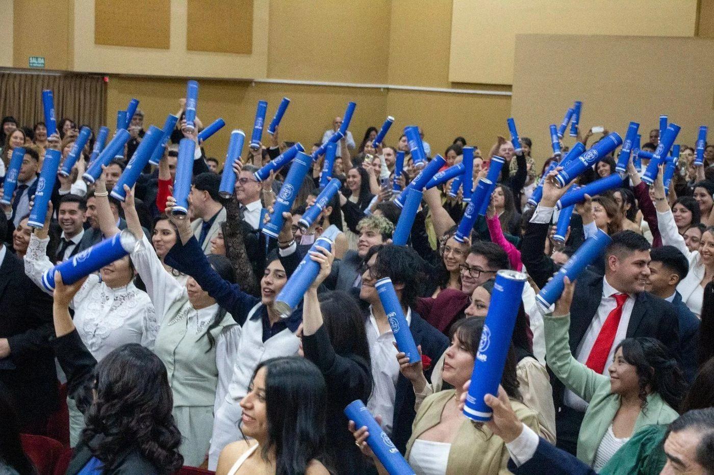 165 nuevos profesionales se graduaron en la UNLaR