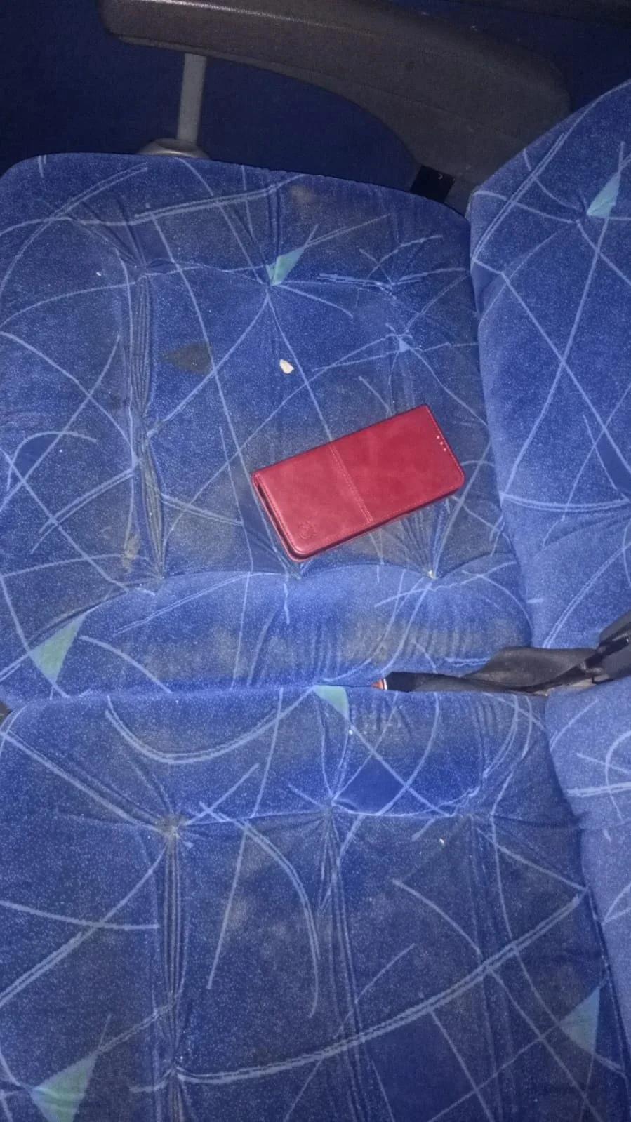 Recuperaron un celular olvidado en un colectivo