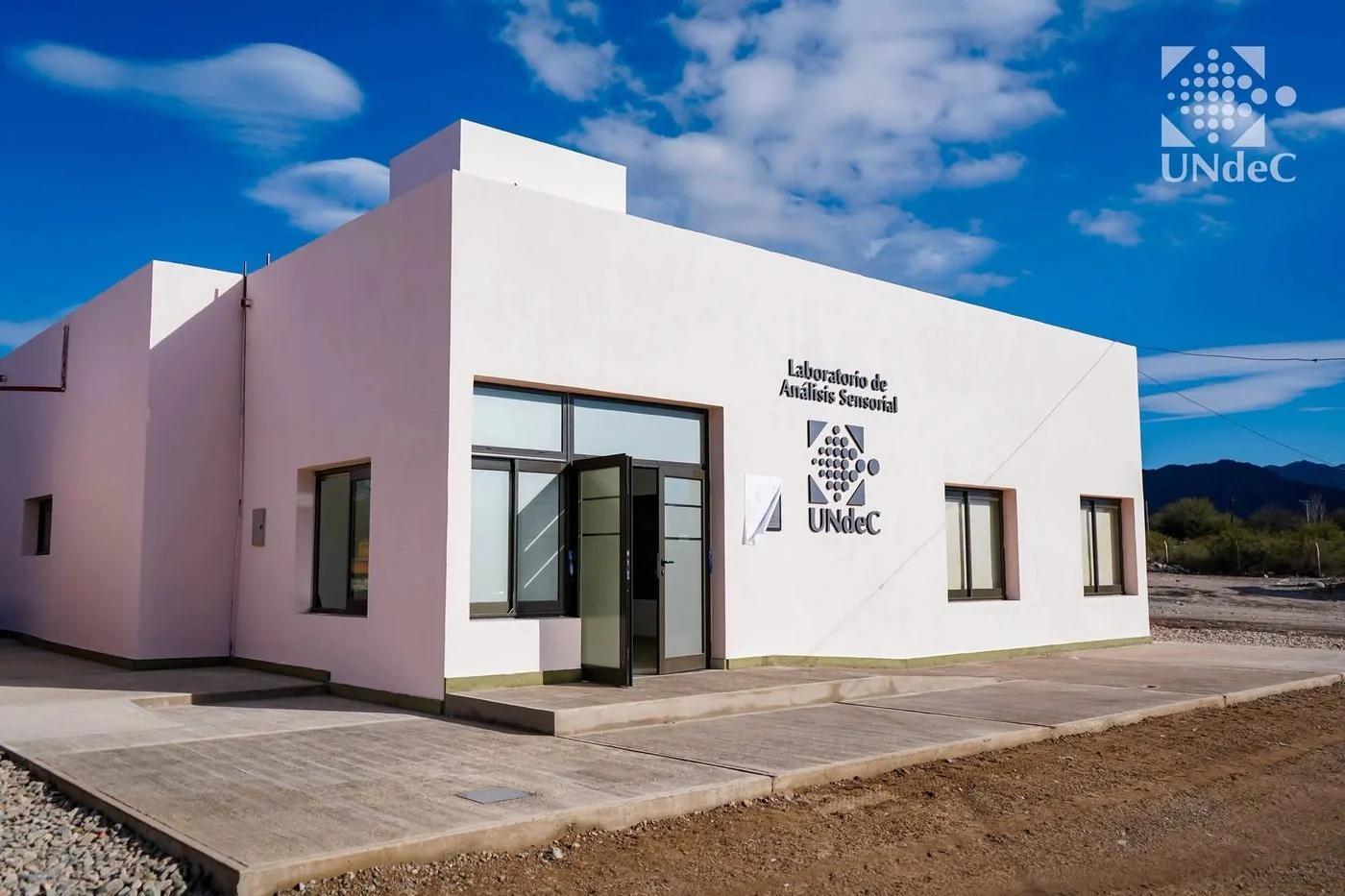 Un nuevo espacio para la ciencia y la producción, la UNDeC inauguró su Laborator