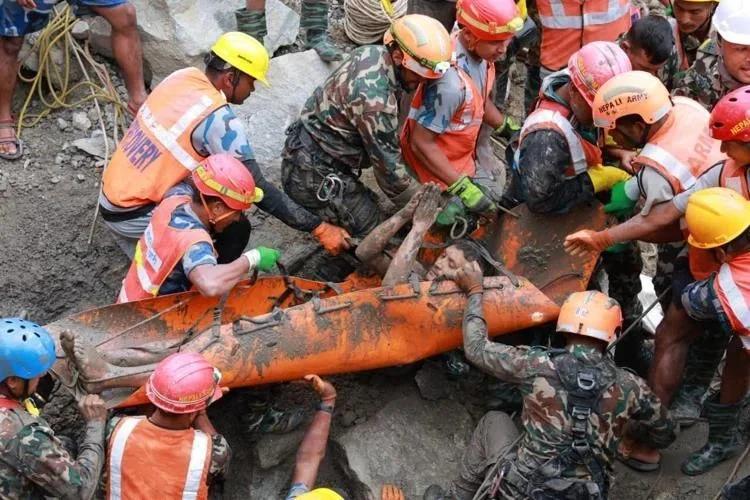 Rescataron a dos trabajadores tras nueve días atrapados en un túnel en Nepal