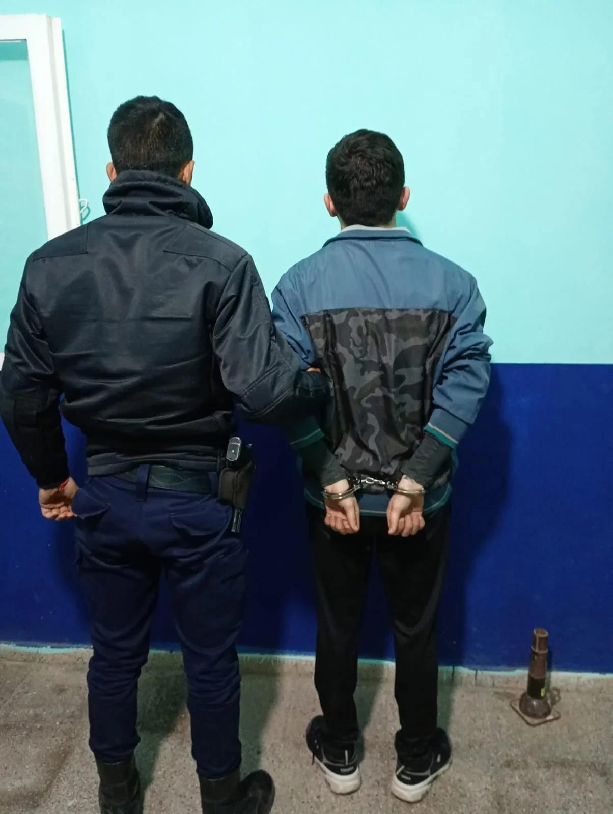 Detuvieron a dos jóvenes por causas de hurto y estafa en el interior provincial