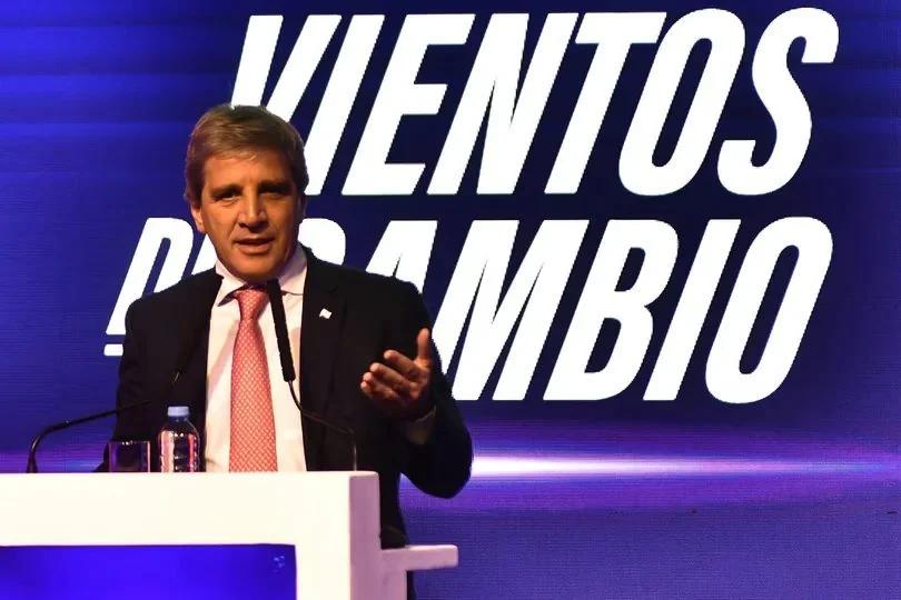 Caputo cruzó a industriales por precios y calidad
