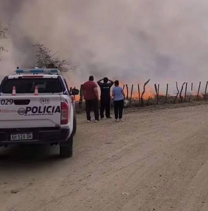 Tensión en Chamical por un incendio que rodeó varias viviendas