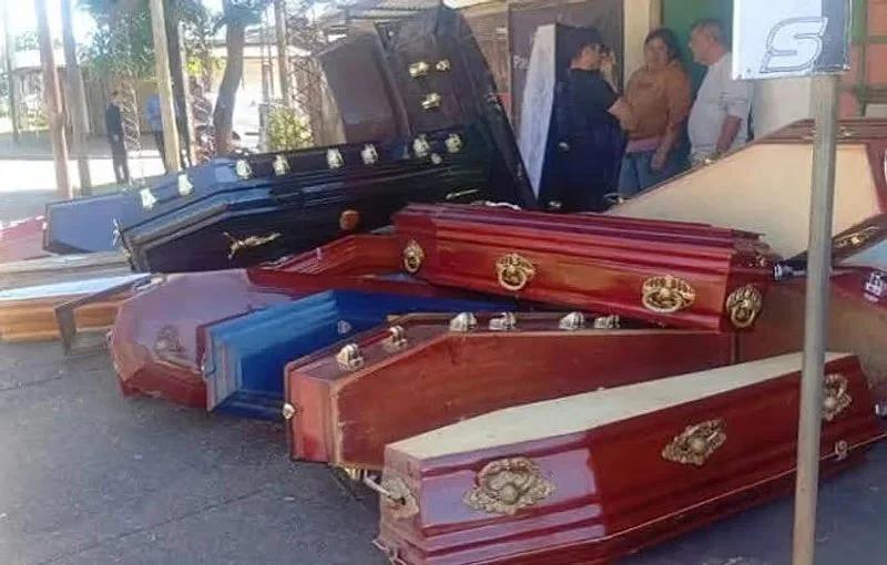 Hallaron ataúdes y urnas funerarias en un ex local comercial de la capital