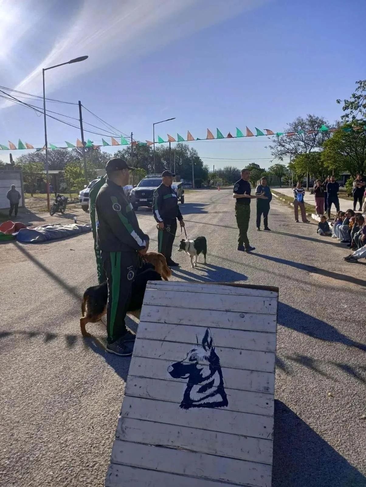 Gran exhibición de canes policiales en Desiderio Tello