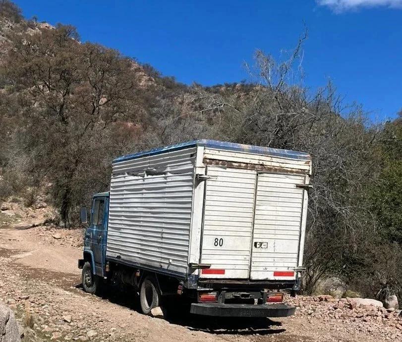 Un joven resultó herido al intentar frenar un camión fuera de control en la Cues