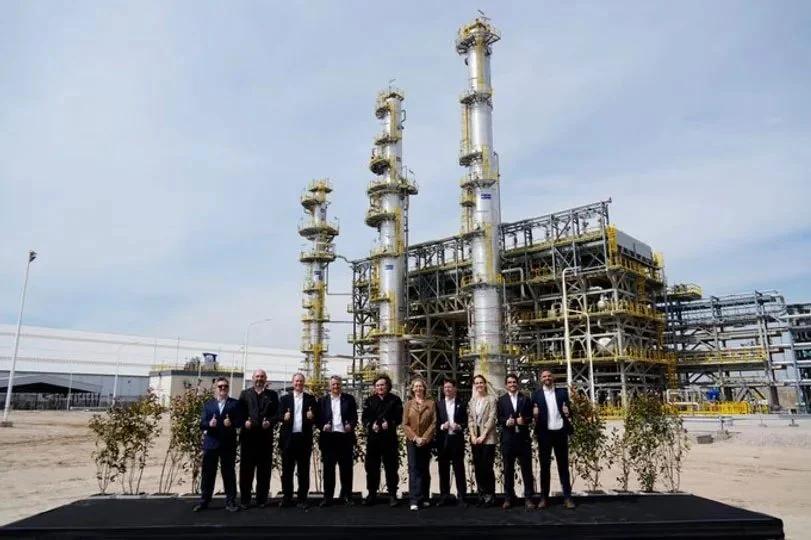 Milei visitó plantas industriales y se reunió con la militancia en Bahía Blanca