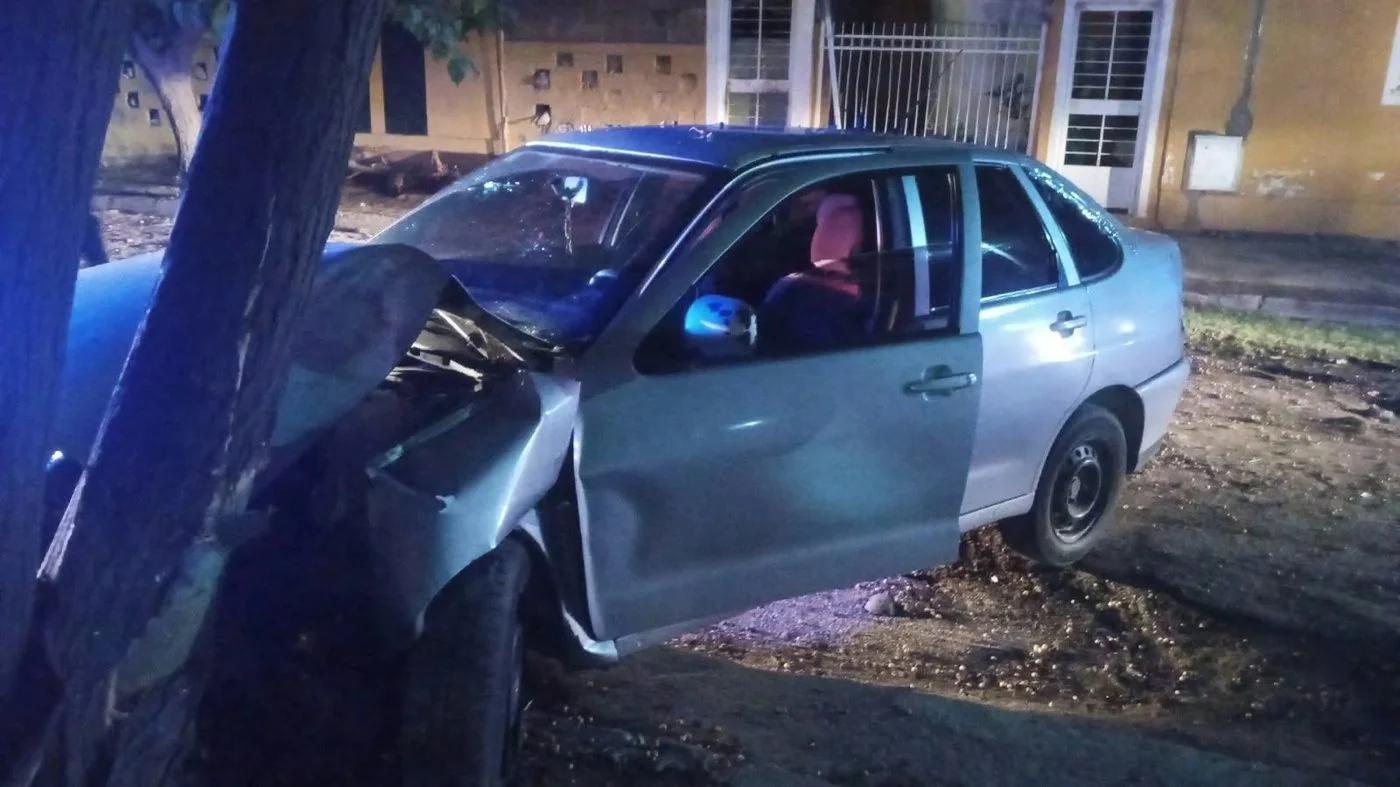 Investigan el hallazgo de un auto abandonado tras chocar contra un árbol