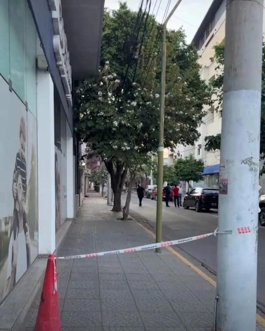 Menor de 14 años se encuentra grave tras caer de un quinto piso