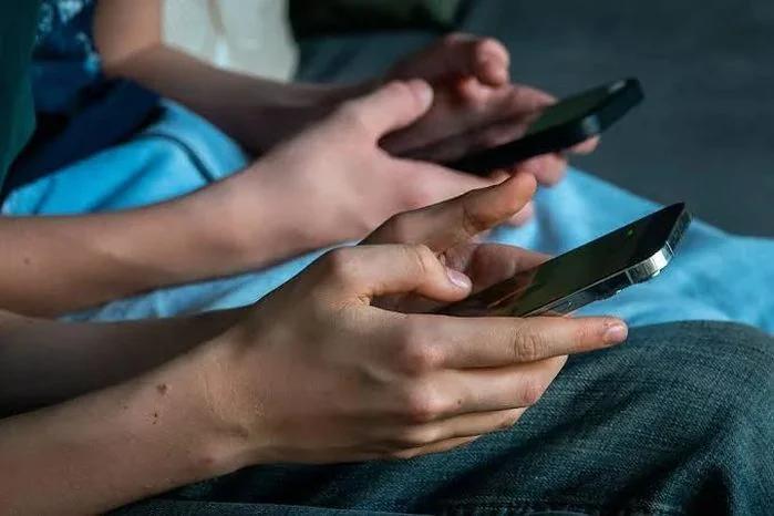 La Unión Europea busca limitar el acceso a redes sociales para menores de 15 año