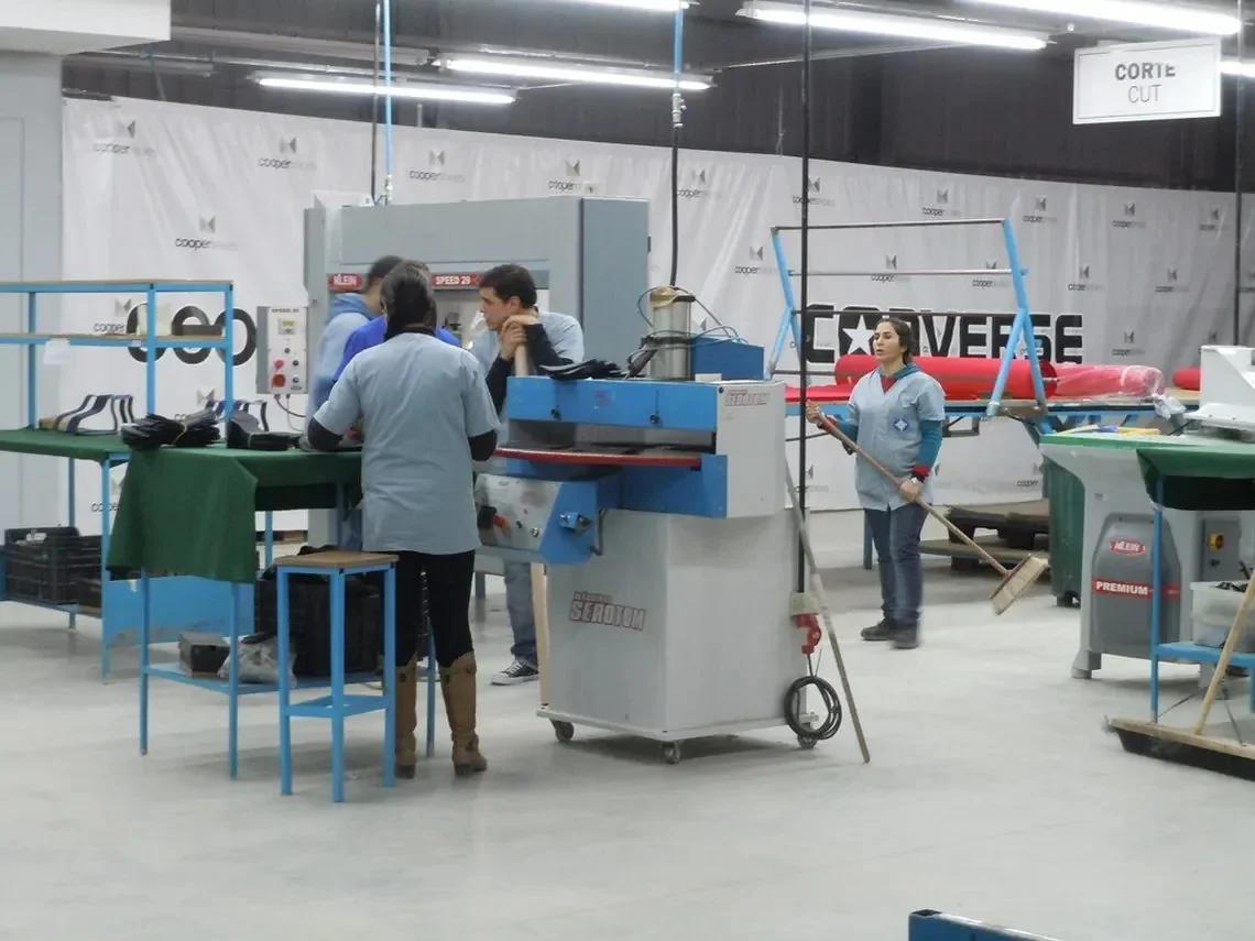 Cerró la planta de zapatillas Coopershoes en Las Flores