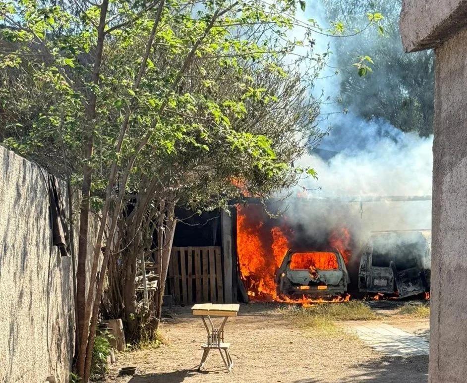 Incendio en el barrio Evita: se quemaron vehículos que estaban para reparación e