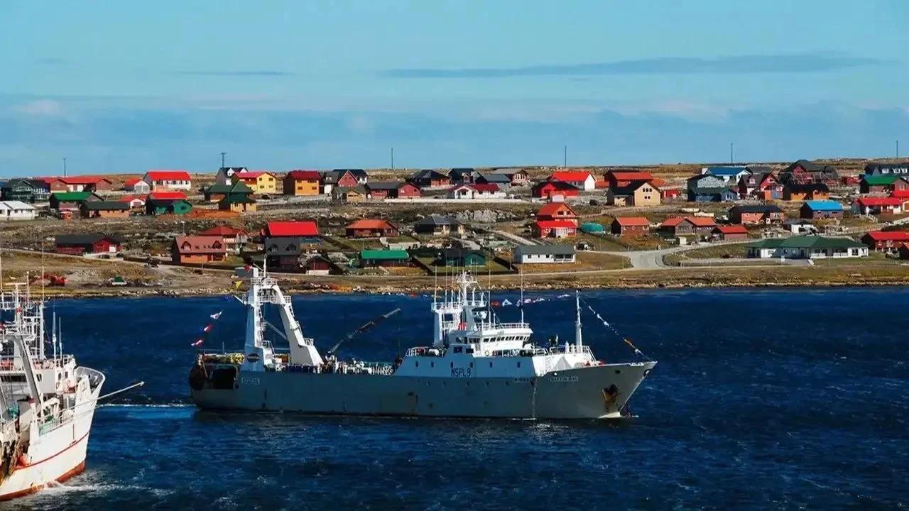 Denuncian por contrabando a pesqueras que operan ilegalmente en Malvinas
