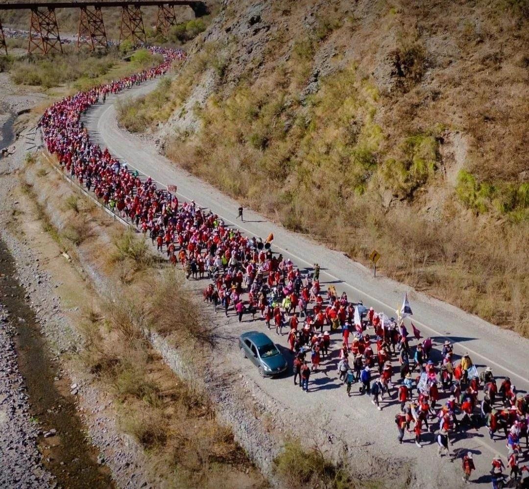 Peregrinos de la Puna caminan hacia el Milagro