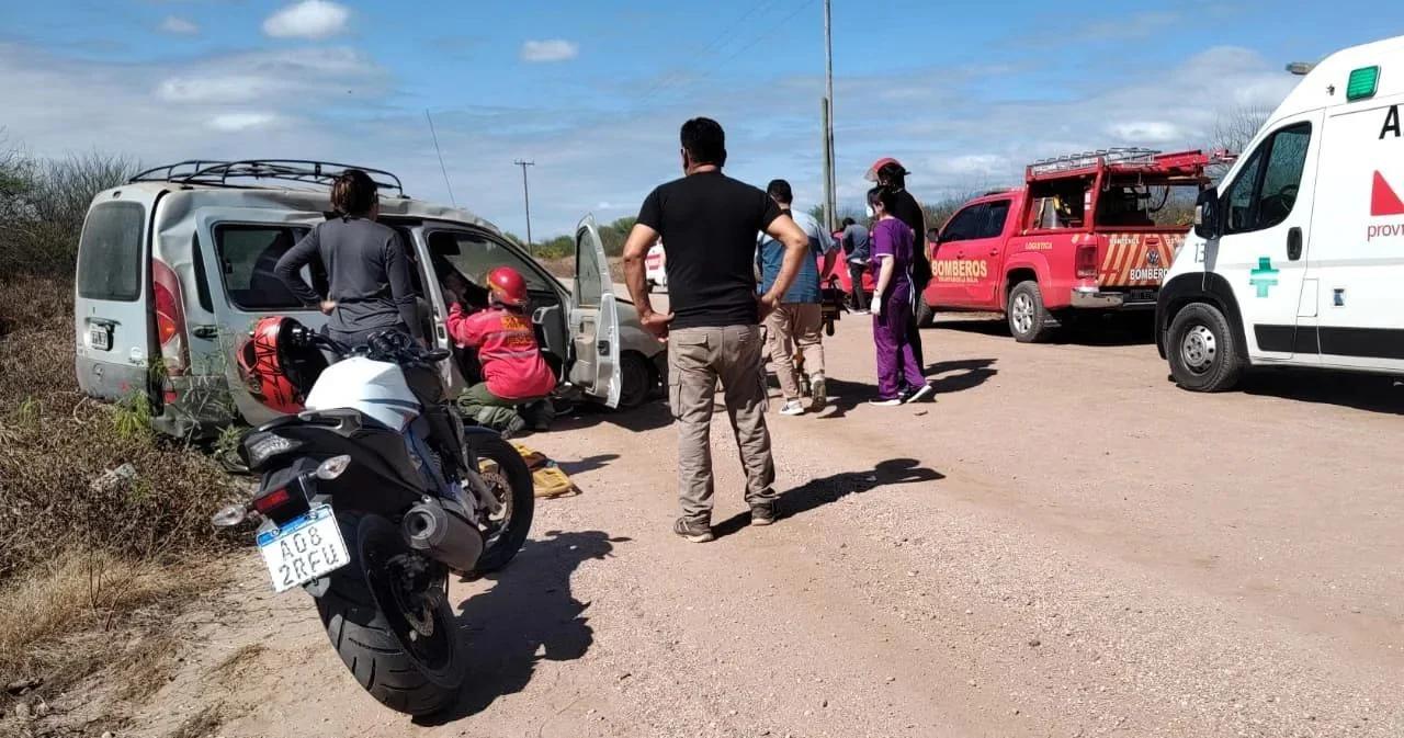 Rescate de adultos mayores tras vuelco en ruta vieja 38
