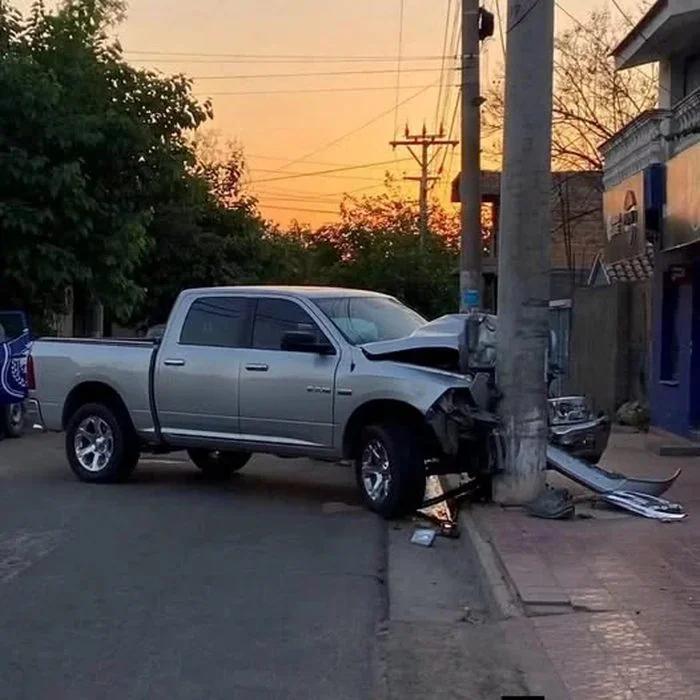 Abandonó su camioneta tras chocar contra un poste en el barrio Pango