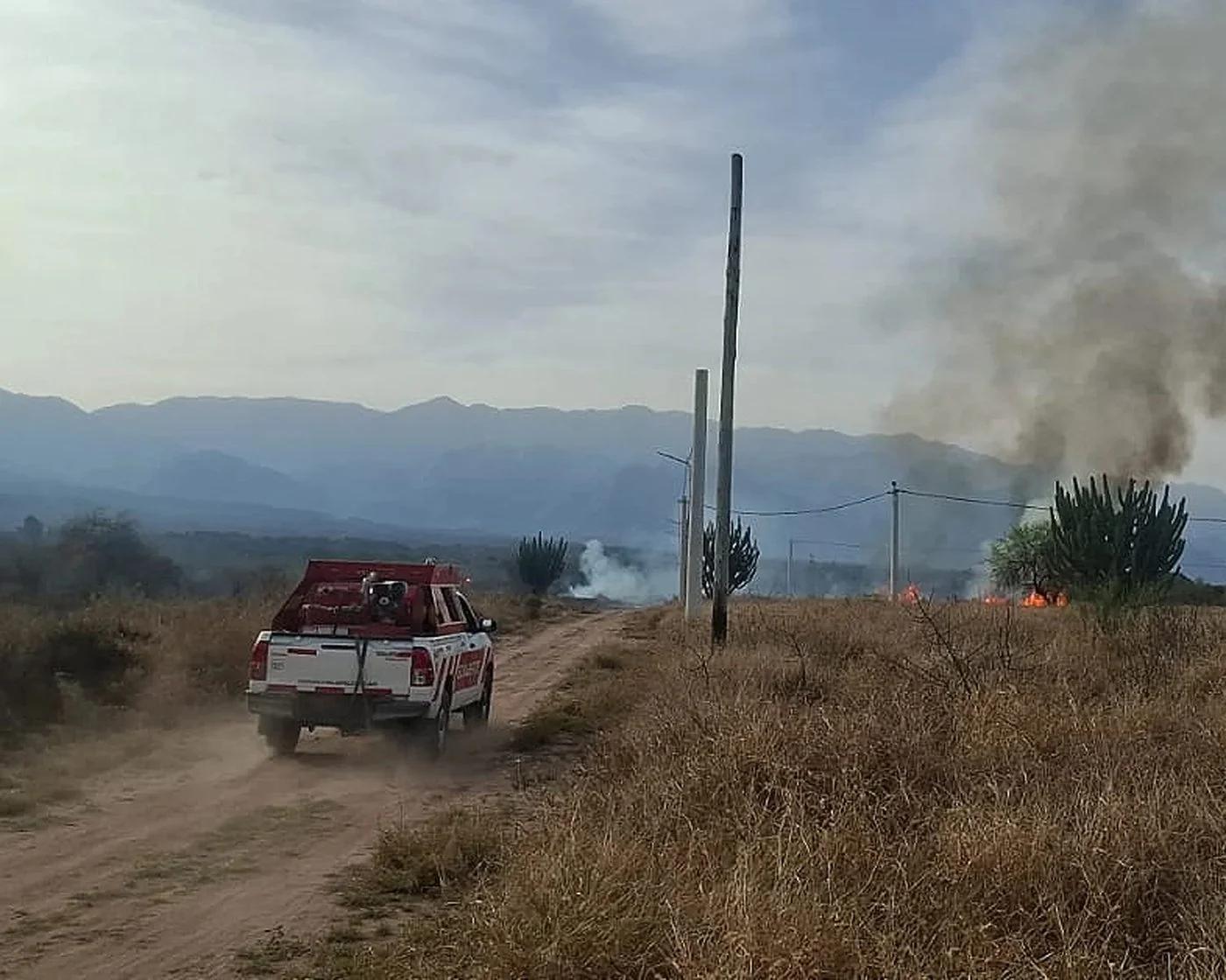 Incendio de pastizales en el barrio Aguadita de Vargas