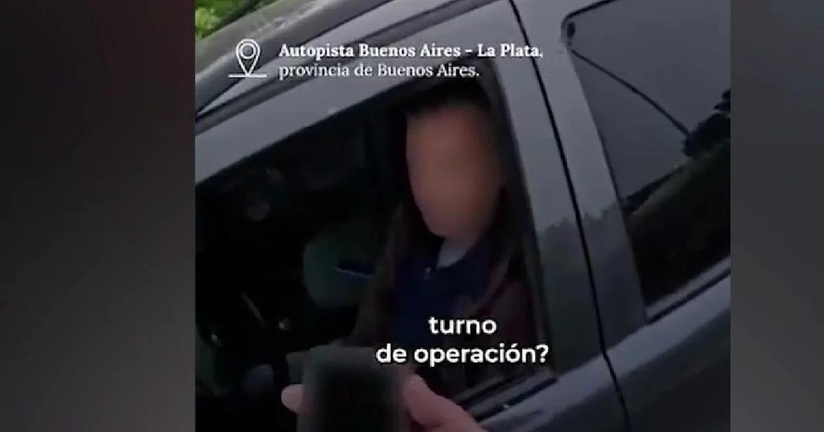 Multan a un médico por circular por la banquina y usar el celular